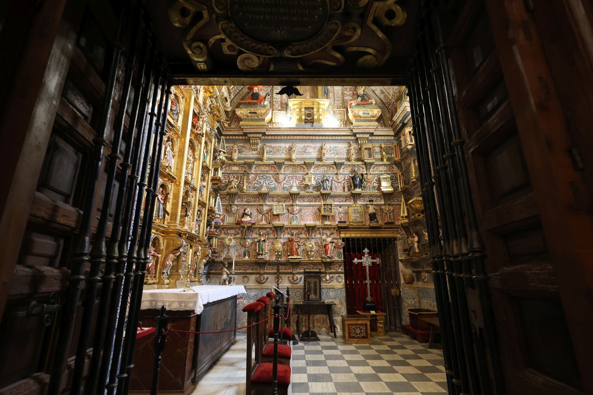 La capilla relicario de San Miguel y San Julián, al detalle