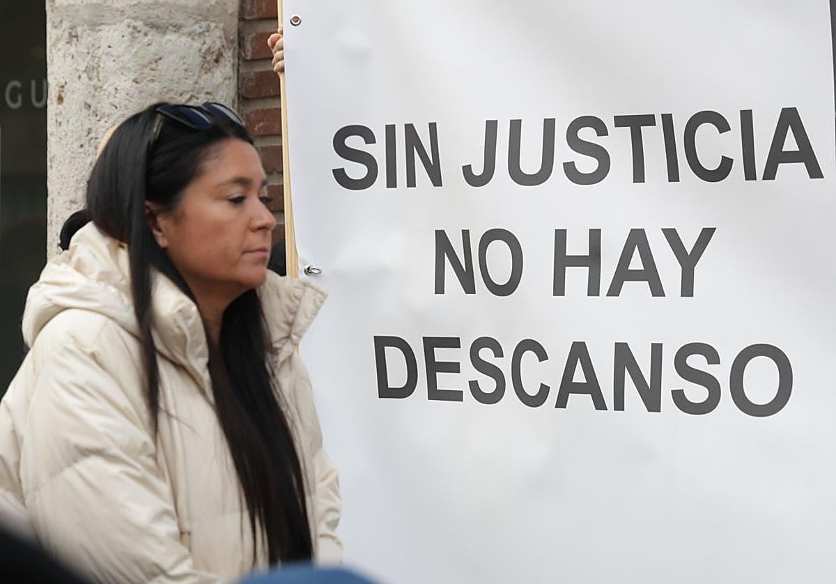 La hermana de Esther López, junto a un cartel que pide justicia por la joven.
