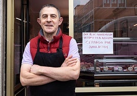 José Pinilla delante de su carnicería del paseo del Cauce de Valladolid.