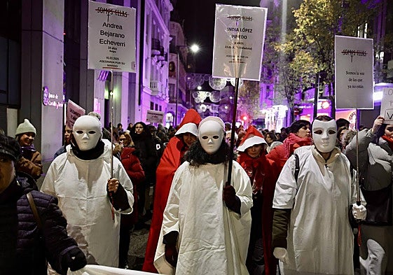 Imágenes de la manifestación celebrada este martes por las calles del centro de Valladolid con motivo del 25N