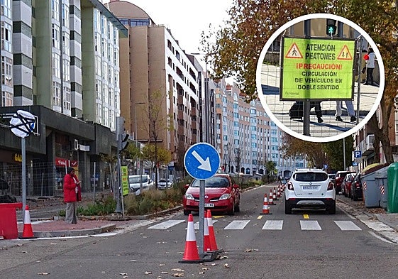 Carril bidireccional en la calle Hernando de Acuña por las obras de la red de calor y cartelería (en detalle), junto al colegio Francisco Pino, advirtiendo a los peatones de la situación.