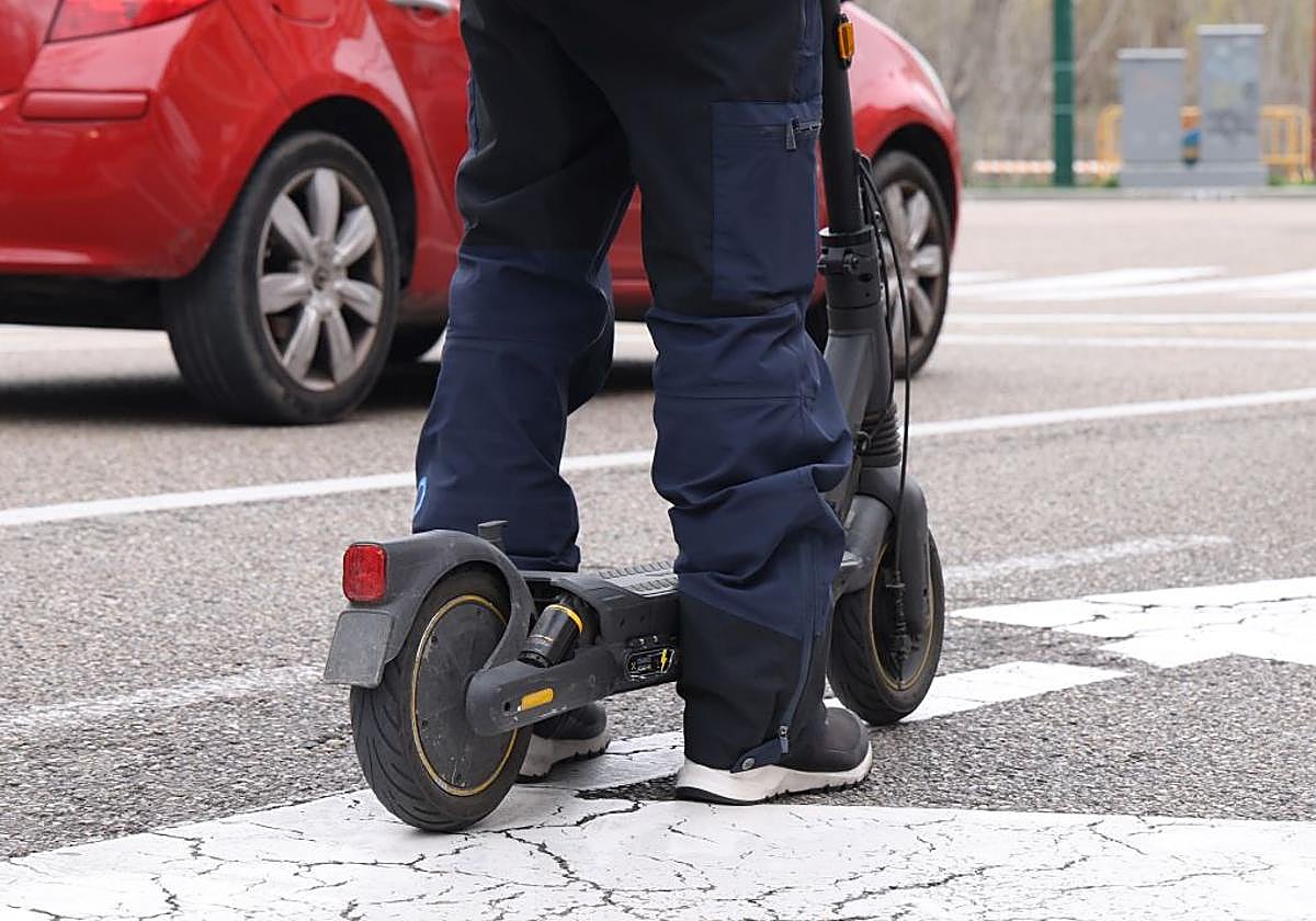 Imagen de archivo de un patinete eléctrico circulando por Valladolid.