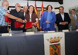 Representantes de las distintas administraciones firman el convenio de la fase II para la modernización del regadío, el pasado mes de julio.
