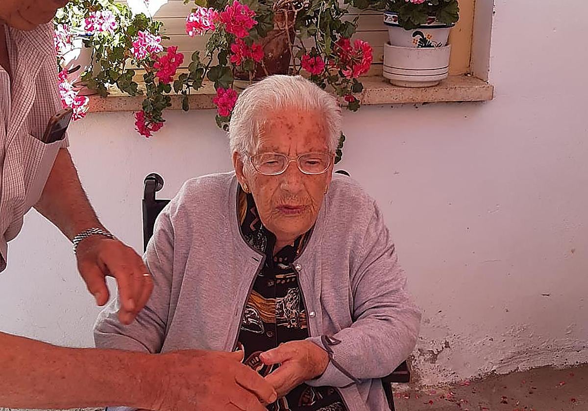 Teresa Fernández Casado junto a su familia.
