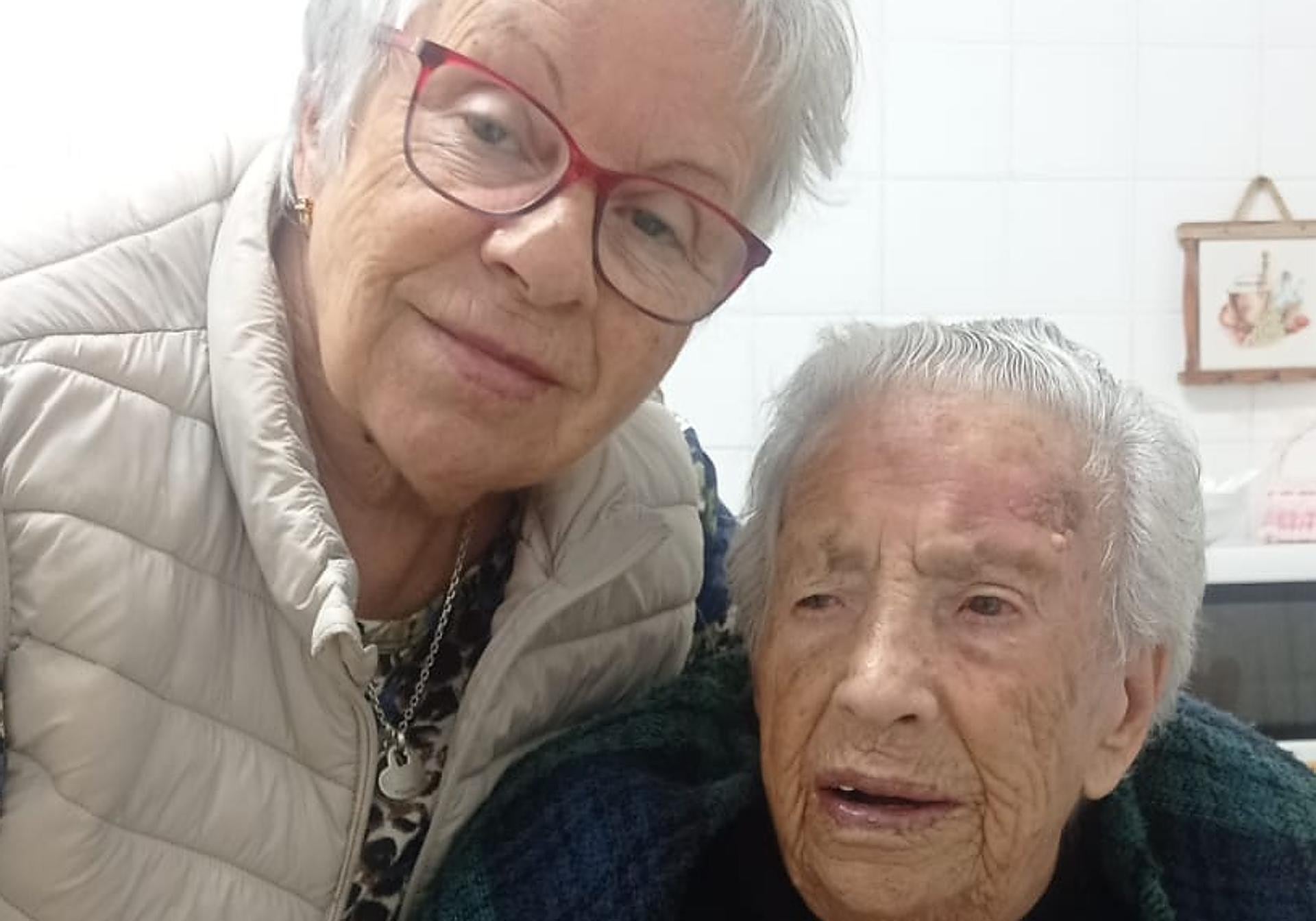 Manuela junto a su madre.