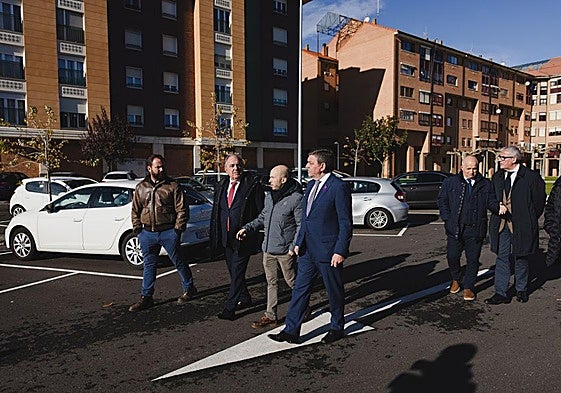 El consejero, acompañado por el alcalde de Villamuriel y el delegado de la Junta recorre el aparcamiento.