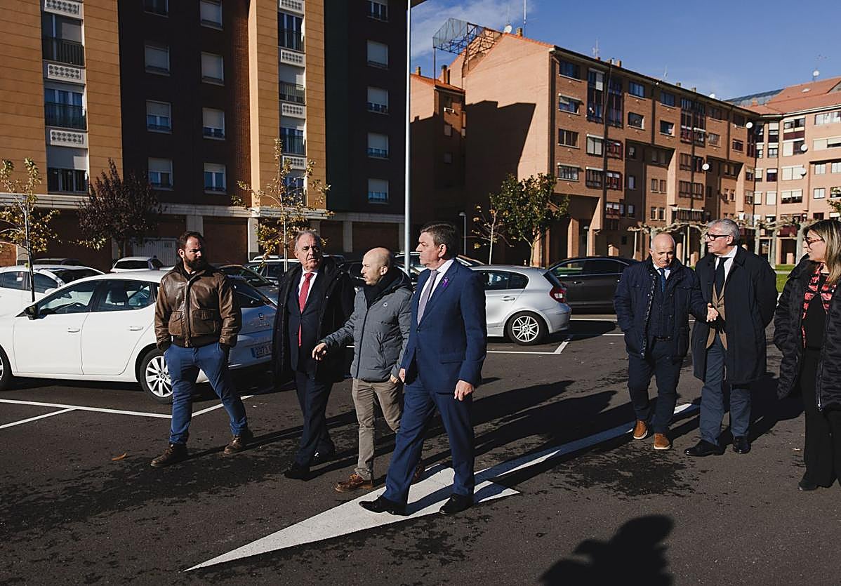 El consejero, acompañado por el alcalde de Villamuriel y el delegado de la Junta recorre el aparcamiento.