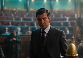Álvaro Morte caracterizado de Adolfo Suárez en la serie 'Anatomía de un instante' basada en el libro homónimo de javier Cercas.