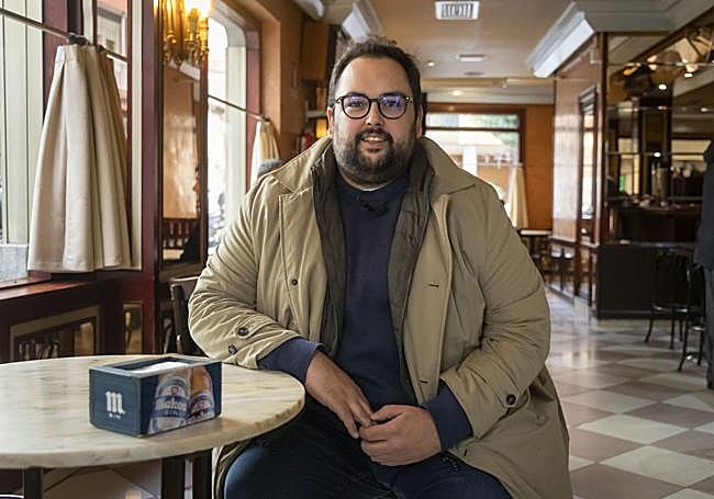 Alejandro Maíllo en la cafetería Mozart, en la calle López Gómez.