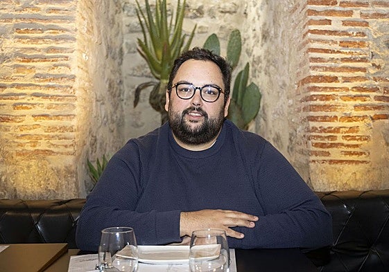 El diseñador vallisoletano Alejandro Maíllo en el comedor del restaurante Le Bistró.