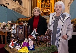 Paula y Carmen Alonso-Pimentel, con uno de los grupos de figuras que formarán parte del futuro Belén Goyesco del museo de San Joaquín y Santa Ana.