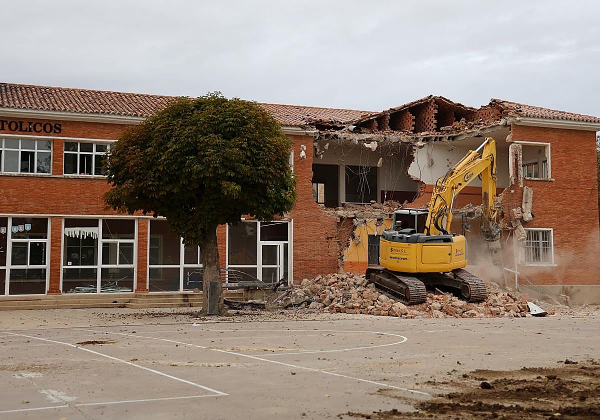 Derribo el año pasado del colegio de Dueñas por daños estructurales.