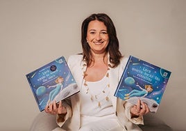 La piloto, escritora y mentora Ana Belén Postigo, con el primero de los cuentos que ha escrito