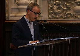 El secretario de la entidad, en la lectura de la memoria del curso pasado.