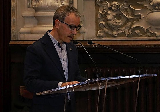 El secretario de la entidad, en la lectura de la memoria del curso pasado.