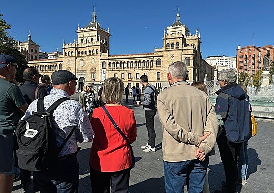 Un grupo de turistas en la plaza de Zorrilla de Valladolid.