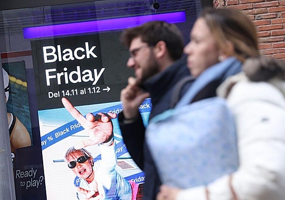 Los escaparates están plagados de promociones para la campaña del Black Friday