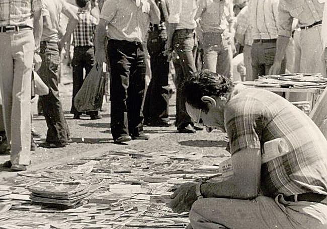 Un hombre se detiene a mirar las revistas del rastro de la plaza de Cantarranas.