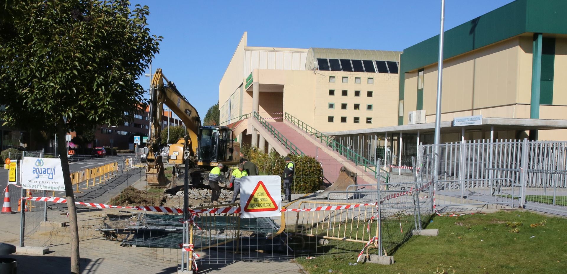 Trabajos para reparar la avería en la calle Dámaso Alonso.