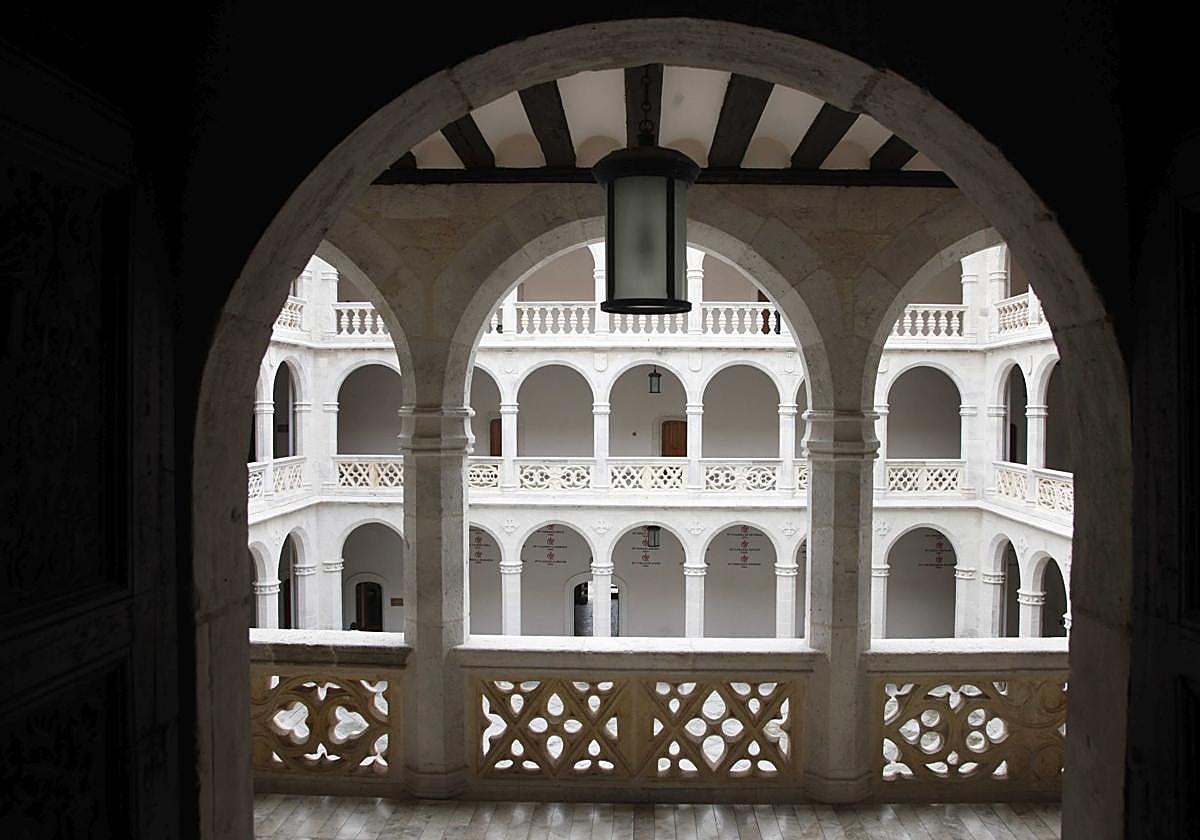 Claustro del Palacio de Santa Cruz de Valladolid, sede del rectorado de la UVA.