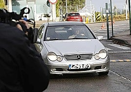 Triana deja la prisión en el coche.