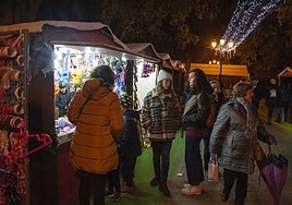 Mercado de la Navidad en el paseo del Salón.