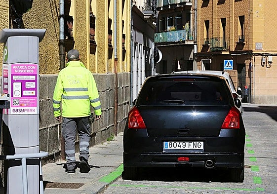 Controlador de la ORA, en una zona de estacionamiento regulado de Segovia.