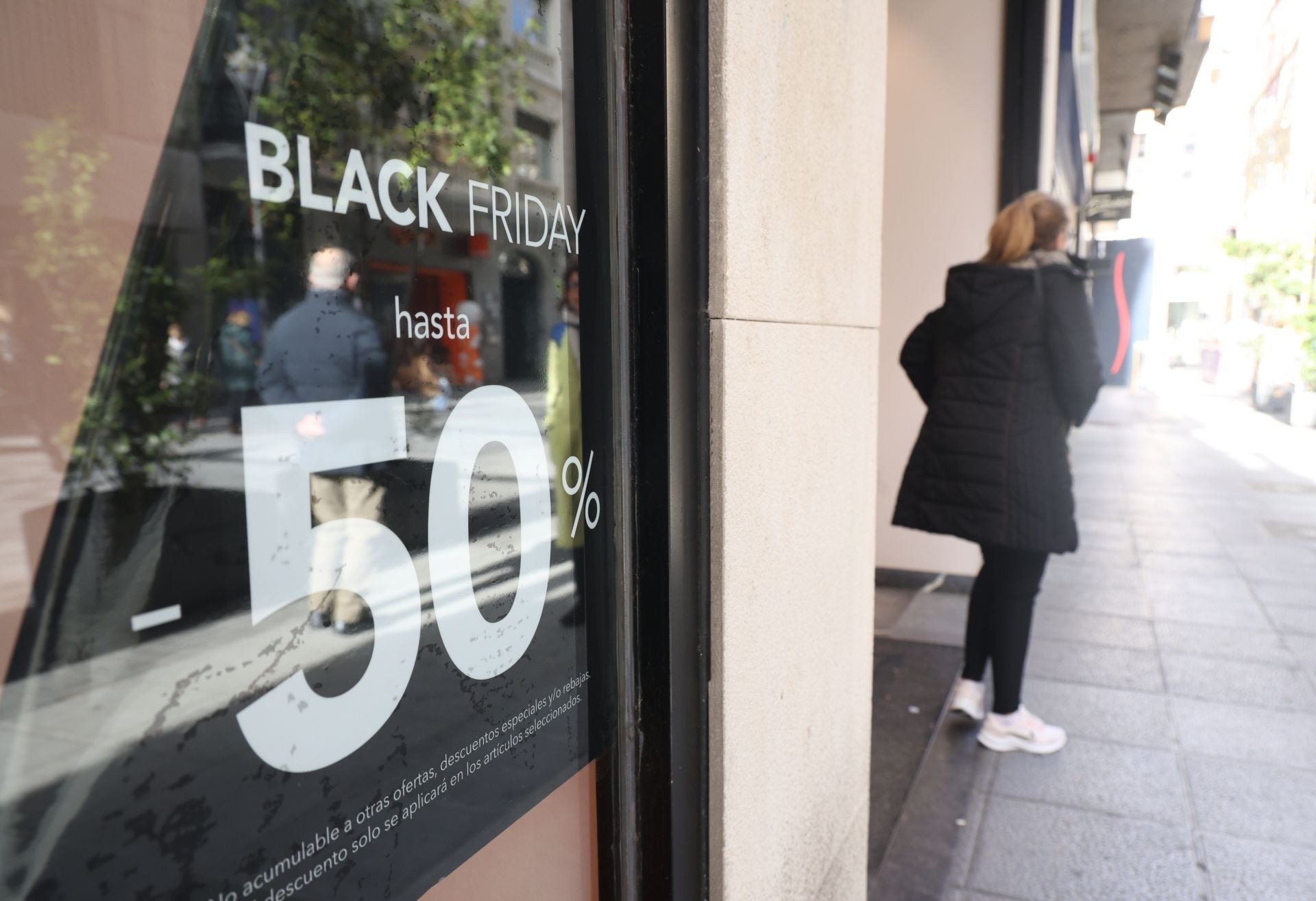 Una tienda de Valladolid anuncia descuentos por el Black Friday.
