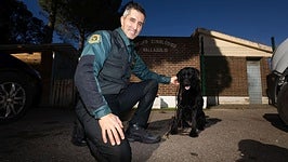 El cabo Jesús, con su perra Gilda, en las dependencias de San Isidro de la Guardia Civil.