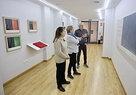 Maribel Cantera, viuda de Armando Arenillas, junto a Concha Gay y Javier Redondo.