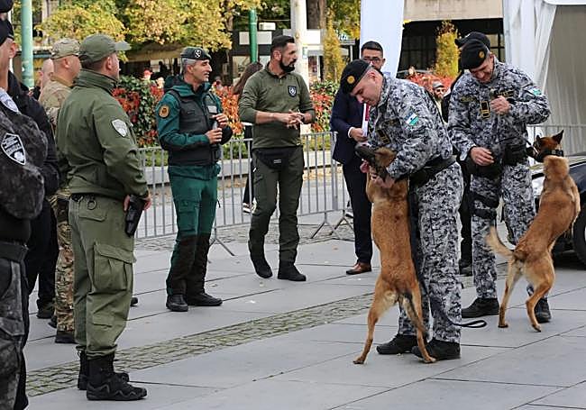 El cabo Jesús, ataviado con el uniforme de la Guardia Civil, en Sarajevo durante una de las últimas formaciones con la agencia Frontex.