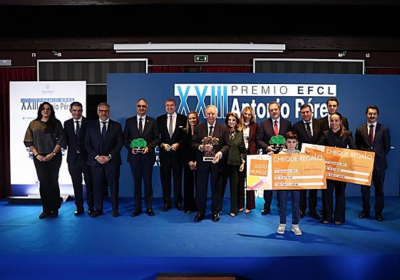 Foto de familia de los galardonados con los representantes de EFCL, de la Junta y de las Cortes.