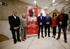 El secretario general de UGTCyL, Óscar Lobo, y el secretario provincial de Ávila, Javier García, con los premiados.