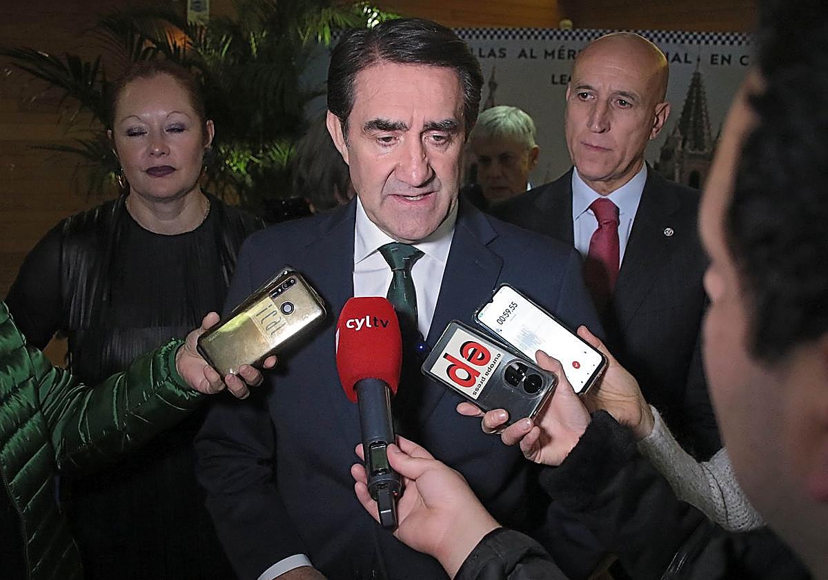 El consejero de Medio Ambiente, Juan Carlos Suárez-Quiñones, atiende a los medios de comunicación hace unos días.