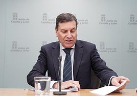 El Consejero de Economía y Hacienda y portavoz, Carlos Fernández Carriedo, comparece en rueda de prensa posterior al Consejo de Gobierno.