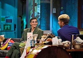 Alba Flores con David Broncano en 'La Revuelta'.