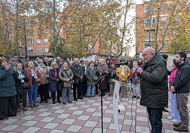 El alcalde, Jesús Julio Carnero, ante decenas de usuarios del Banco del Tiempo