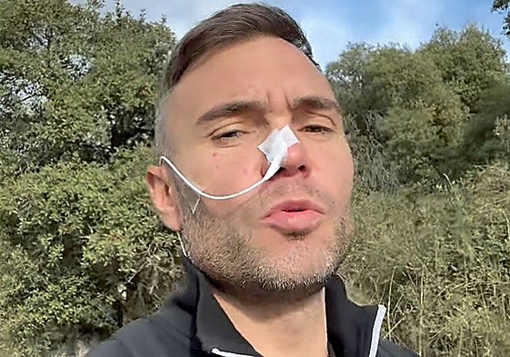 Cristian con una sonda nasal.