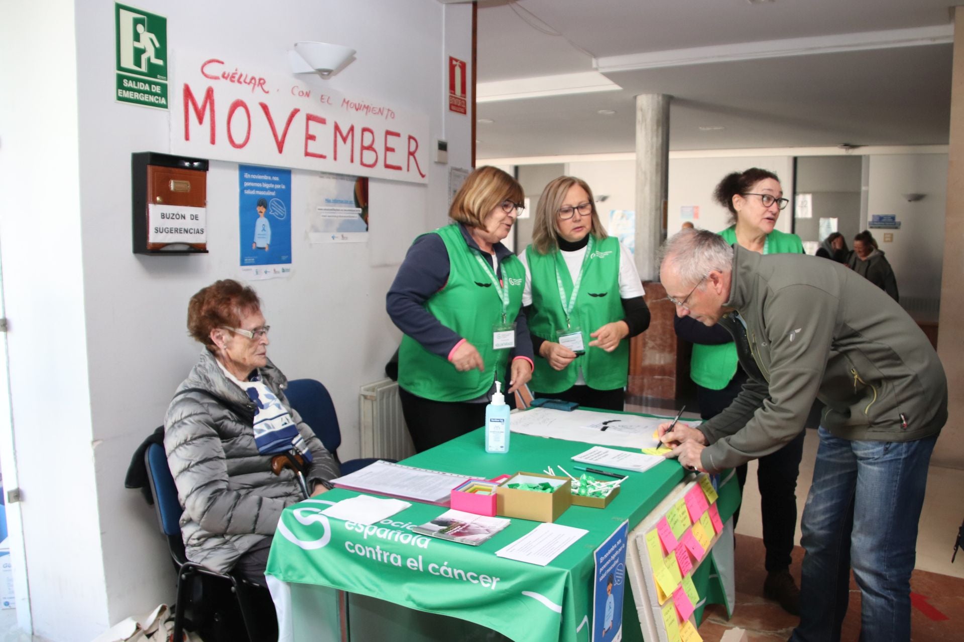 Mesa informativa en el centro de salud de Cuéllar.