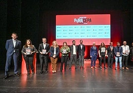 Foto de familia de los premiados con patrocinadores y personal de Burgosconecta.