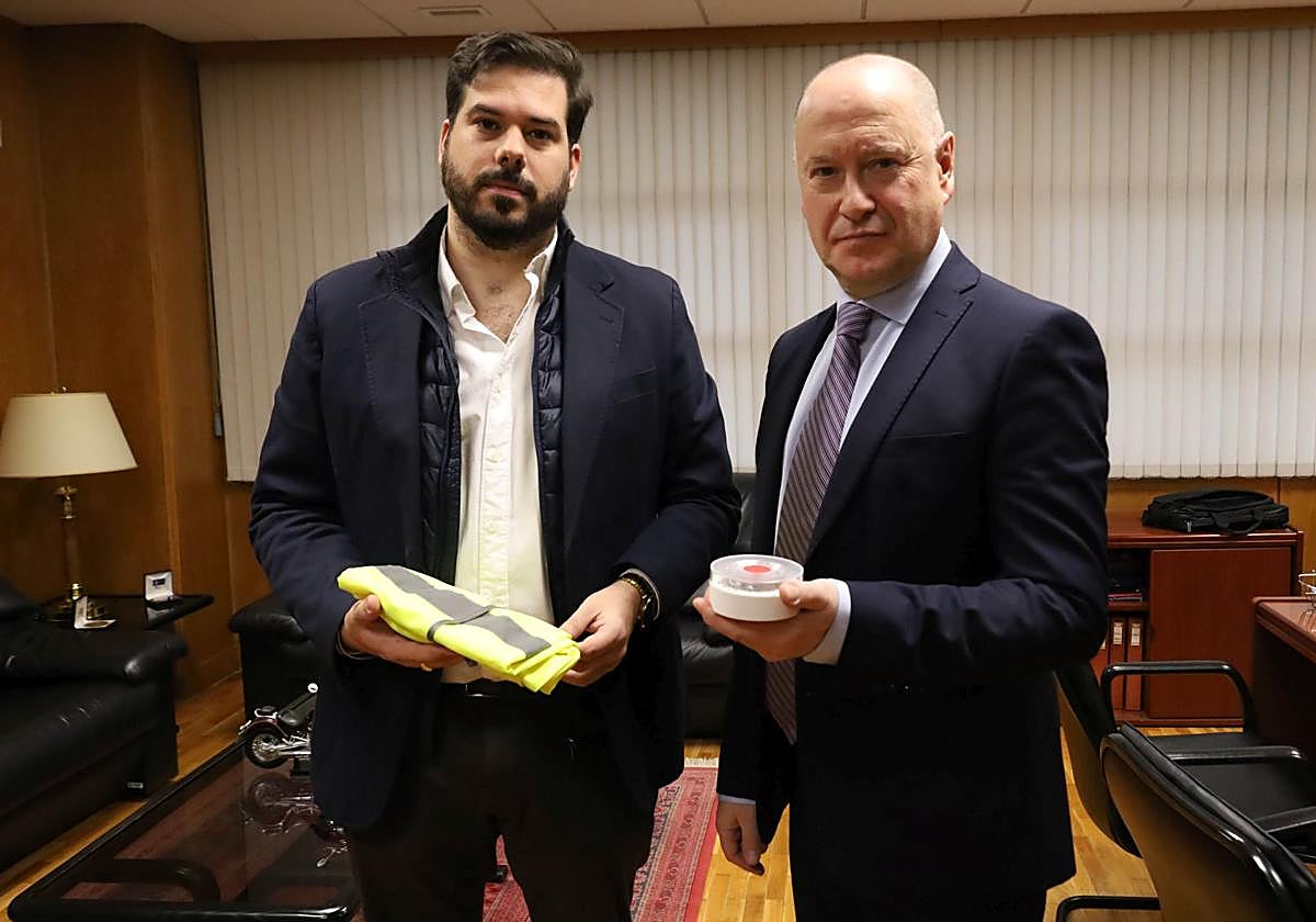 Eduardo Santiago y Fernando Alonso, con la baliza V-16 y un chaleco reflectante.