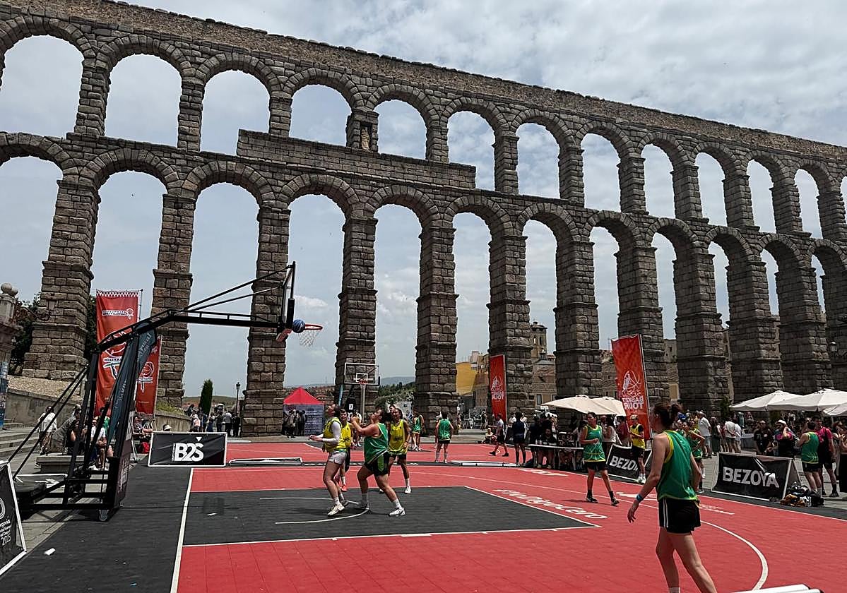Celebración del evento deportivo 3x3 Basket Street jundo al acueducto.