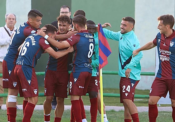 Los jugadores de la Segoviana celebran uno de los goles conseguidos esta temporada.