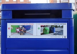 Imagen de archivo de un contenedor de papel en Valladolid.