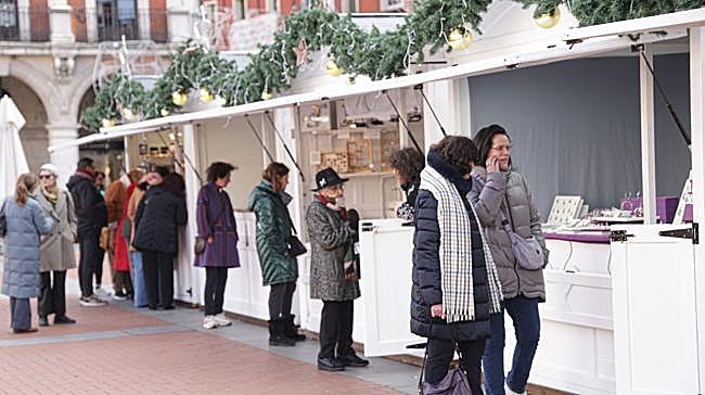 Una de las tradiciones de la Navidad Vallisoletana es el mercado artesanal que cada año se instala en la Plaza Mayor que este año cuenta con dos puestos más que el anterior, un total de...