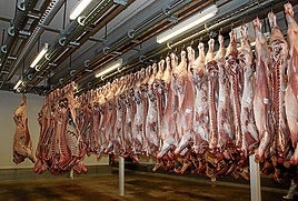 Canales de carne colgados en un matadero de la región.