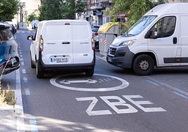 Marca vial de la zona de bajas emisiones en una calle del centro de la capital.