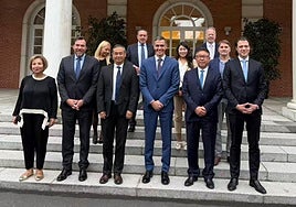 Óscar Puente, junto a los responsables de la empresa china Gotion, el presidente del Gobierno, Pedro Sánchez, y de Inobat, Marian Bocek, en su reciente visita a La Moncloa.