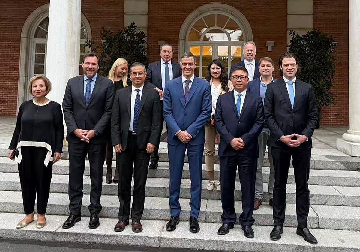 Óscar Puente, junto a los responsables de la empresa china Gotion, el presidente del Gobierno, Pedro Sánchez, y de Inobat, Marian Bocek, en su reciente visita a La Moncloa.