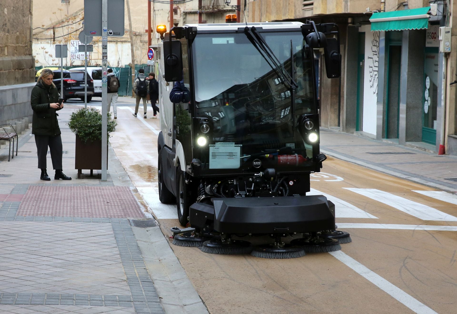 Una de las nuevas máquinas de limpieza que prueba el Ayuntamiento de Segovia, en la calle Blanca de Silos.
